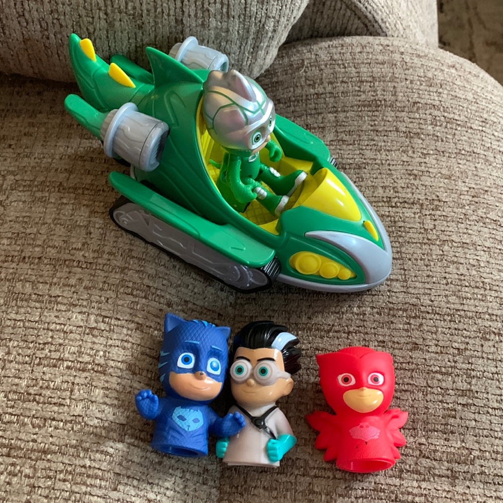 Disney Just Play Frog Box Pj Masks finger puppets, action figure and vehicle